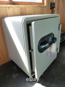 Fire-Fyter Office Safe. 1 hour fire proof safe with combination lock. FF1500